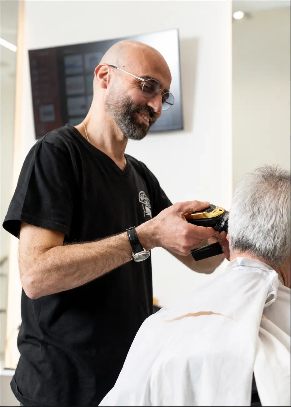 Nunzio al lavoro nel salone Michel 2000